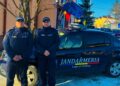 FOTO Doi jandarmi fălticeneni au salvat o bătrână de 83 de ani și casa acesteia, după ce au observat că de sub acoperișul locuinței ieșea fum