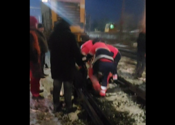 VIDEO Un adolescent de 14 ani și-a văzut moartea cu ochii, după ce a fost lovit de o locomotivă sub pasarela din cartierul Ițcani