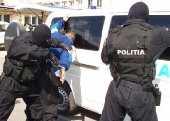Intervenție în forță a luptătorilor SAS Suceava pentru prinderea și reținerea unui bărbat urmărit la nivel național pentru tâlhării, loviri, distrugeri și amenințări. Împreună cu alți doi indivizi, cu fețele și mâinile acoperite cu fulare și mănuși, au intrat în casă peste doi bătrâni din Udești și au furat 4.000 de lei