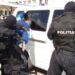 Intervenție în forță a luptătorilor SAS Suceava pentru prinderea și reținerea unui bărbat urmărit la nivel național pentru tâlhării, loviri, distrugeri și amenințări. Împreună cu alți doi indivizi, cu fețele și mâinile acoperite cu fulare și mănuși, au intrat în casă peste doi bătrâni din Udești și au furat 4.000 de lei