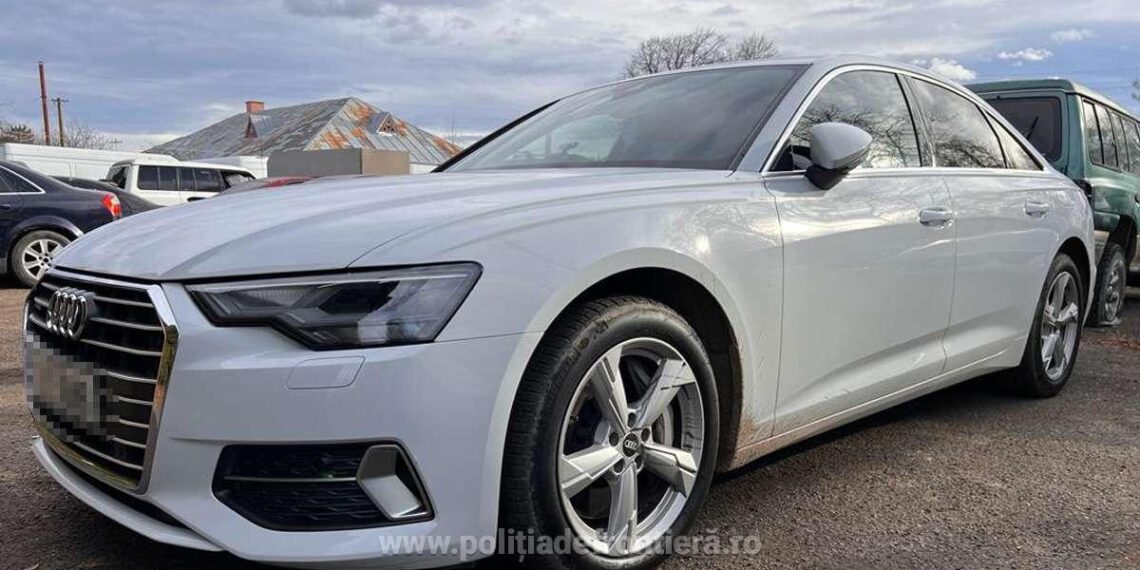 FOTO Polițiștii de frontieră au depistat un autoturism furat din Marea Britanie, condus de către un sucevean cu permisul reținut, în localitatea Straja. Autoturismul avea aplicate plăcuțe de înmatriculare false
