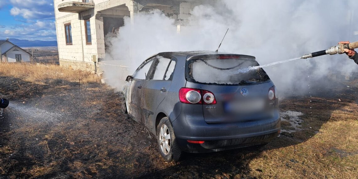 FOTO Autoturism incendiat intenționat, pe raza localității Cajvana. Mașina a ars în totalitate