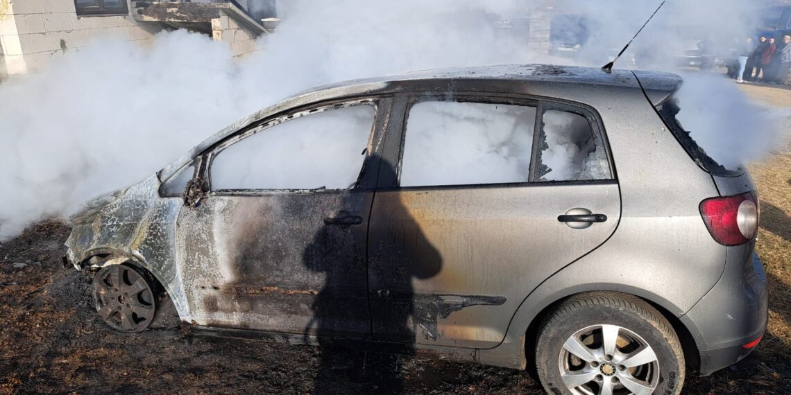 FOTO Autoturism incendiat intenționat, pe raza localității Cajvana. Mașina a ars în totalitate