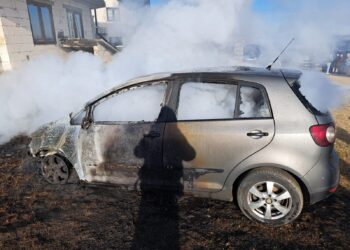FOTO Autoturism incendiat intenționat, pe raza localității Cajvana. Mașina a ars în totalitate