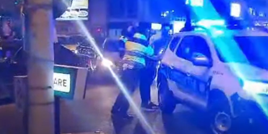 VIDEO Un tânăr de la țară a fost încătușat de polițiști, pentru că a refuzat să-și scoată Merțanul din coada de mașini de la Mc Donalds. Șoferul începător a fost lăsat pieton pentru 30 de zile și a început anul cu amenzi în valoare totală de aproape 6.000 de lei