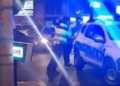 VIDEO Un tânăr de la țară a fost încătușat de polițiști, pentru că a refuzat să-și scoată Merțanul din coada de mașini de la Mc Donalds. Șoferul începător a fost lăsat pieton pentru 30 de zile și a început anul cu amenzi în valoare totală de aproape 6.000 de lei