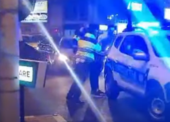 VIDEO Un tânăr de la țară a fost încătușat de polițiști, pentru că a refuzat să-și scoată Merțanul din coada de mașini de la Mc Donalds. Șoferul începător a fost lăsat pieton pentru 30 de zile și a început anul cu amenzi în valoare totală de aproape 6.000 de lei