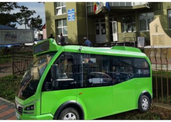 Primăria Zvoriștea plătește, cu fonduri de la Uniunea Europeană, circa 275.000 de euro pentru a achiziționa un microbuz electric și o stație de încărcare