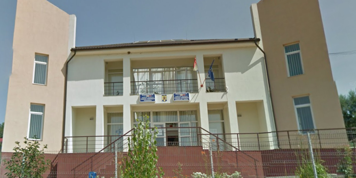 Primăria comunei Comănești plătește peste 80.000 de euro pentru amenajarea curții căminului cultural