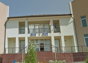 Primăria comunei Comănești plătește peste 80.000 de euro pentru amenajarea curții căminului cultural