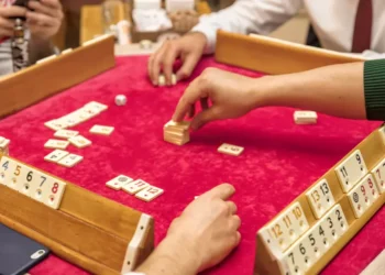 Bătaie în centrul satului Liteni, la miezul nopții. Un tânăr cherchelit a ajuns la spital, după ce a fost lovit cu tabla de remi în cap