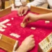Bătaie în centrul satului Liteni, la miezul nopții. Un tânăr cherchelit a ajuns la spital, după ce a fost lovit cu tabla de remi în cap