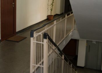 Un bărbat a sunat la 112 pentru a reclama că cineva l-a prădat de 100 de lei, după ce s-a îmbătat și l-a ”furat” somnul într-o scară de bloc din Burdujeni