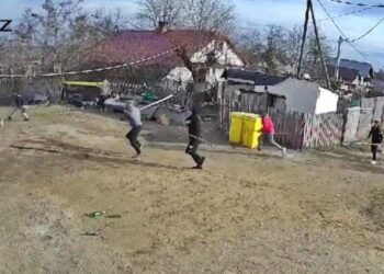 VIDEO 10 sălbatici din Șcheia au fost reținuți în arestul IPJ Suceava, pentru un scandal monstru desfășurat în a doua zi a acestui an. Aceștia, înarmați cu pari, furci și pietre, au făcut tărăboi într-o curte