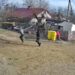 VIDEO 10 sălbatici din Șcheia au fost reținuți în arestul IPJ Suceava, pentru un scandal monstru desfășurat în a doua zi a acestui an. Aceștia, înarmați cu pari, furci și pietre, au făcut tărăboi într-o curte