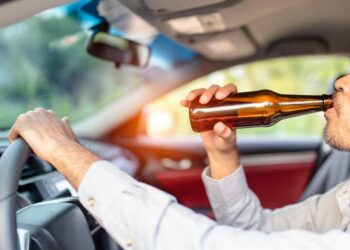 Un sucevean a dat de bucluc, după ce s-a îmbătat și a lovit cu mașina un autoturism parcat în cartierul Burdujeni