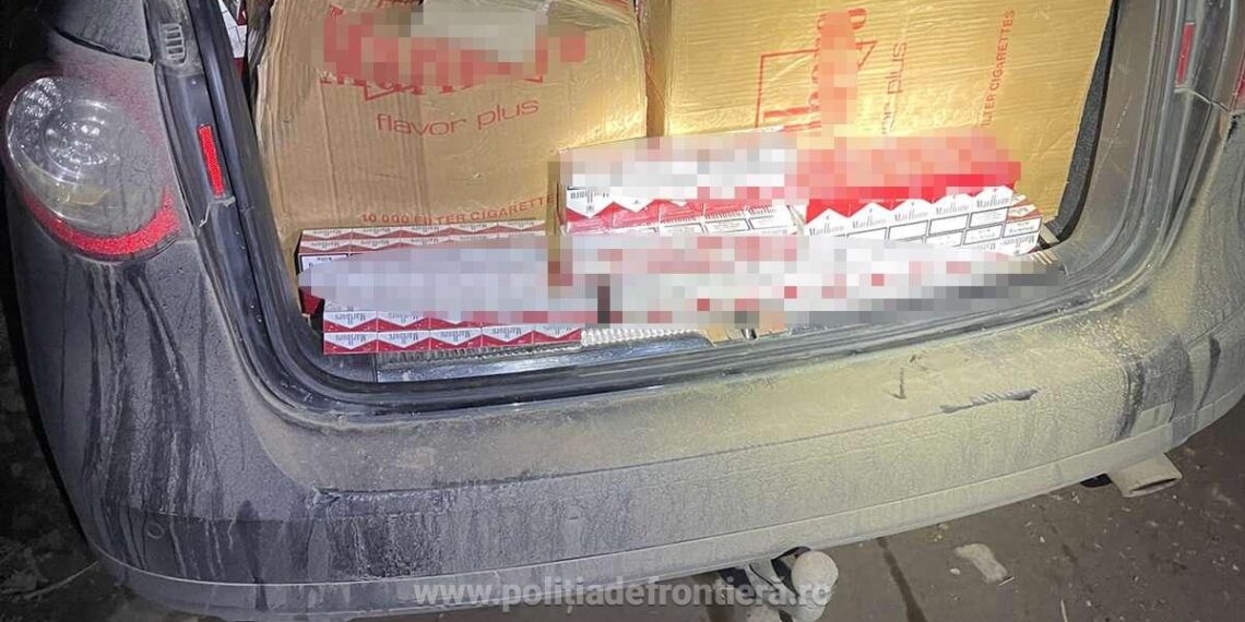 FOTO Mașină burdușită cu 7.300 de pachete cu țigări de contrabandă, abandonată pe raza localității Straja, după o urmărire