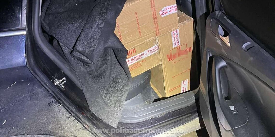 FOTO Mașină burdușită cu 7.300 de pachete cu țigări de contrabandă, abandonată pe raza localității Straja, după o urmărire