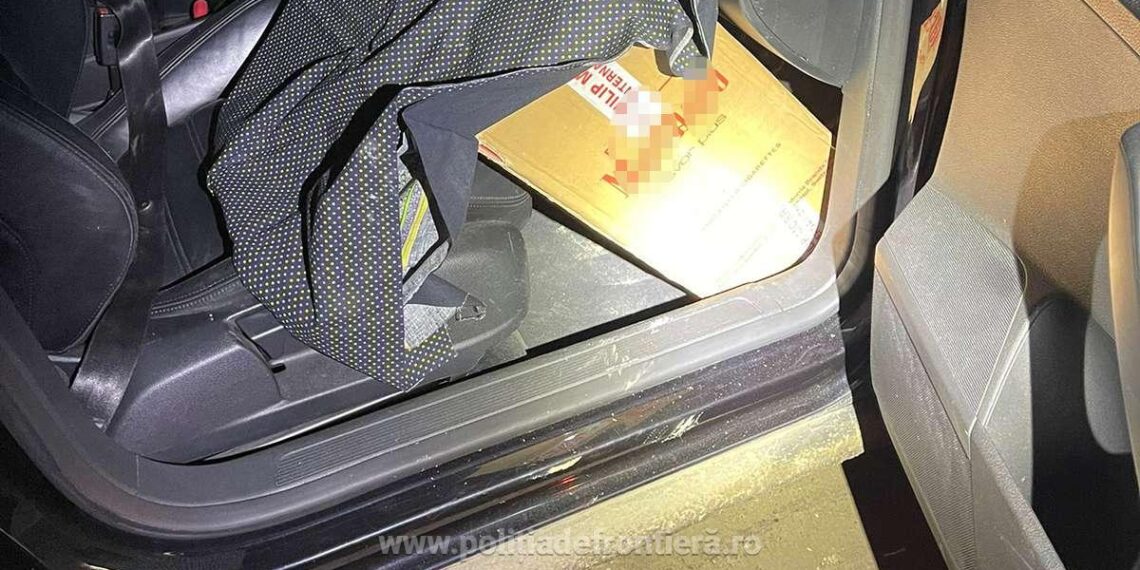 FOTO Mașină burdușită cu 7.300 de pachete cu țigări de contrabandă, abandonată pe raza localității Straja, după o urmărire