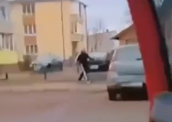 VIDEO Un individ înarmat cu un topor a creat panică în cartierul Ițcani: ”Poliția a fost sesizată, dar nu a făcut nimic”