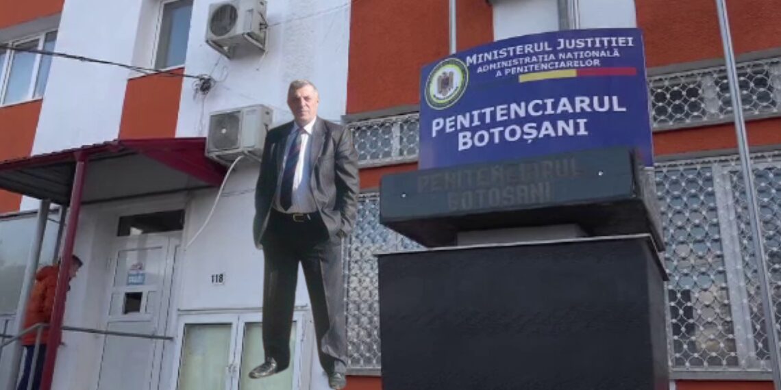 Escrocul din Sucevița, care a înșelat mai multe persoane dându-se avocat, a ajuns în pușcărie, fiind condamnat la patru ani de închisoare. Acesta trebuie să le plătească victimelor daune materiale în valoare totală de peste 25.000 de lei