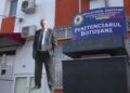 Escrocul din Sucevița, care a înșelat mai multe persoane dându-se avocat, a ajuns în pușcărie, fiind condamnat la patru ani de închisoare. Acesta trebuie să le plătească victimelor daune materiale în valoare totală de peste 25.000 de lei