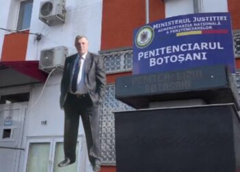 Escrocul din Sucevița, care a înșelat mai multe persoane dându-se avocat, a ajuns în pușcărie, fiind condamnat la patru ani de închisoare. Acesta trebuie să le plătească victimelor daune materiale în valoare totală de peste 25.000 de lei