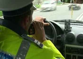 Vehicul imobilizat, dosar penal și sancțiuni în valoare de aproape 3.500 lei, după ce un botoșănean care gonea cu un BMW cu 127 km/h prin localitatea Frasin, s-a luat la întrecere cu polițiștii