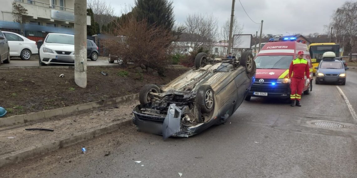 FOTO Un șofer s-a răsturnat cu mașina pe cupolă, la ieșire din Suceava spre Șcheia. Bărbatul a refuzat transportul la spital