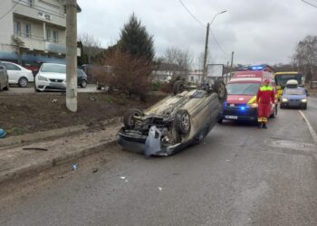 FOTO Un șofer s-a răsturnat cu mașina pe cupolă, la ieșire din Suceava spre Șcheia. Bărbatul a refuzat transportul la spital