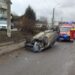FOTO Un șofer s-a răsturnat cu mașina pe cupolă, la ieșire din Suceava spre Șcheia. Bărbatul a refuzat transportul la spital