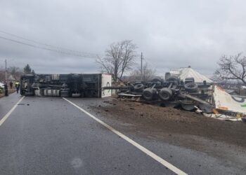 FOTO Un ansamblu de vehicule s-a răsturnat pe raza localității Stroiești