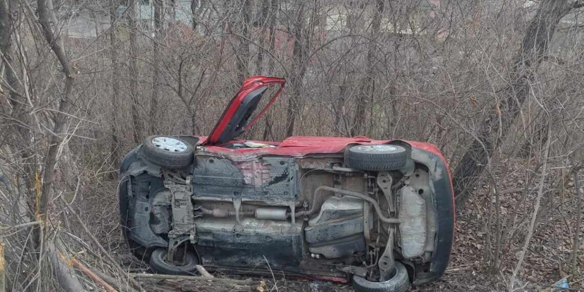FOTO Accident în zona Grupului Școlar. Un autoturism s-a răsturnat în afara drumului