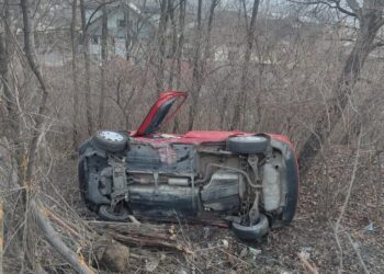 FOTO Accident în zona Grupului Școlar. Un autoturism s-a răsturnat în afara drumului