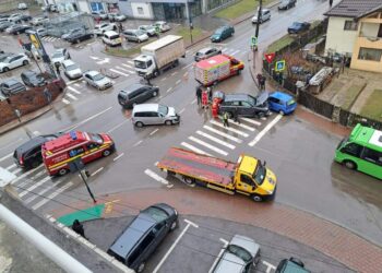 FOTO Trei autoturisme, implicate într-un accident rutier în intersecția din fața magazinului Lidl din Burdujeni
