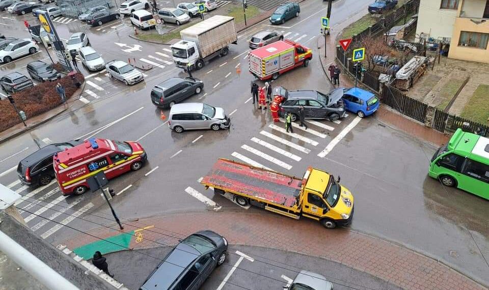 FOTO Trei autoturisme, implicate într-un accident rutier în intersecția din fața magazinului Lidl din Burdujeni