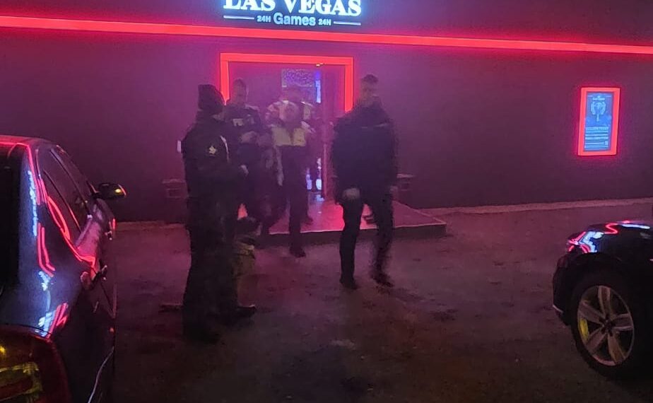 Dosar penal pentru un brăilean care se juca la păcănele, într-o sală de jocuri de pe Bulevardul George Enescu, având în buzunar un spray lacrimogen