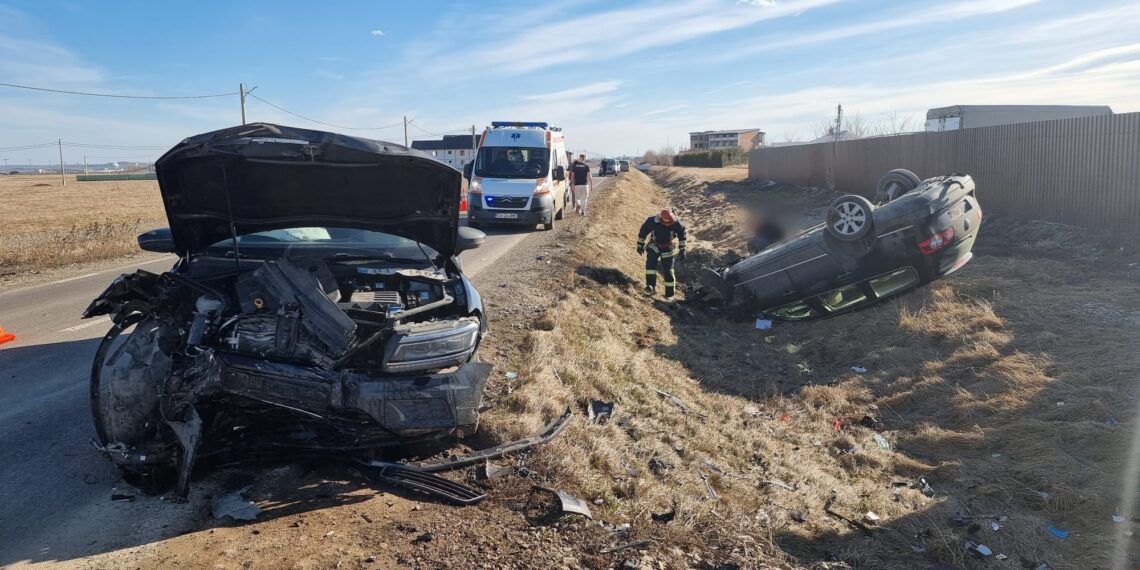 FOTO Accident rutier pe raza localității Frătăuții Vechi. Trei persoane au fost implicate, dintre care doi copii