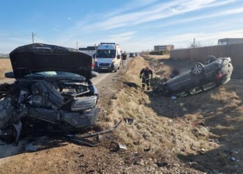 FOTO Accident rutier pe raza localității Frătăuții Vechi. Trei persoane au fost implicate, dintre care doi copii