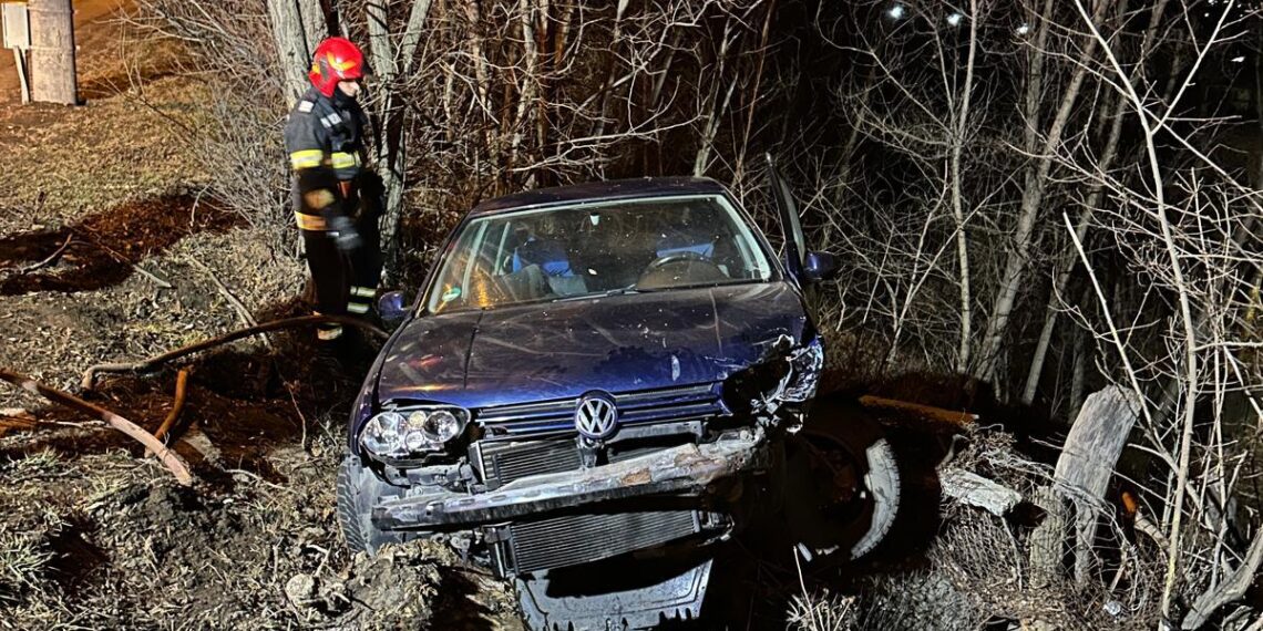 FOTO Un autoturism a ieșit în afara părții carosabile, în zona Grupului Școlar, la ora 5 dimineața. La volanul mașinii se afla un bărbat de 60 de ani