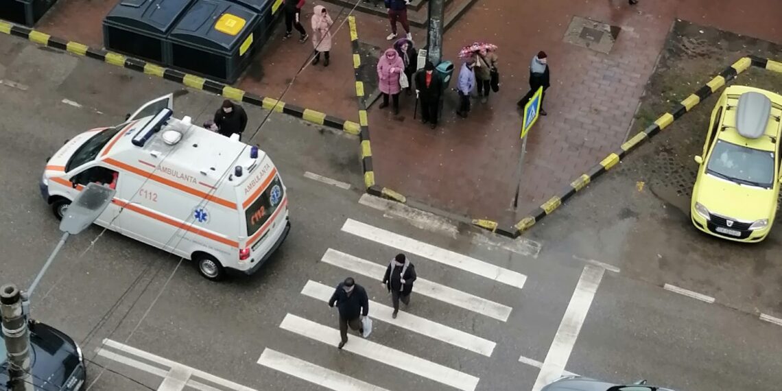 FOTO Un adolescent de 16 ani a fost lovit de o șoferiță, pe trecerea de pietoni din fața restaurantului Luca, din cartierul George Enescu