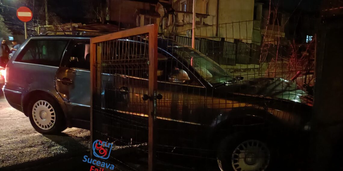 VIDEO Un botoșănean a rămas pieton și a fost amendat cu 1.650 de lei, pentru că a refuzat să oprească la semnalul polițiștilor rutieri. Individul s-a înfipt cu mașina în gardul unei crâșme de pe strada Mirăuților din Suceava, la scurt timp după ce s-a luat la întrecere cu oamenii legii