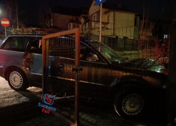 VIDEO Un botoșănean a rămas pieton și a fost amendat cu 1.650 de lei, pentru că a refuzat să oprească la semnalul polițiștilor rutieri. Individul s-a înfipt cu mașina în gardul unei crâșme de pe strada Mirăuților din Suceava, la scurt timp după ce s-a luat la întrecere cu oamenii legii