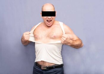 Un individ beat a fost condamnat la închisoare cu suspendare pentru că a luat-o razna când a dat ochii cu fratele unui bărbat care nu ar fi vrut să-i vândă o casă. Agresorul i-a rupt piciorul victimei cu un leaț rupt dintr-un gard și s-a izbit intenționat cu mașina în autoutilitara victimei