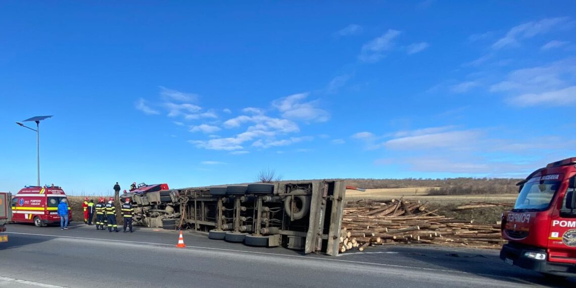 FOTO Un camion încărcat cu lemne s-a răsturnat pe șoseaua de centură a Sucevei. Șoferul a fost transportat la spital