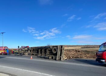 FOTO Un camion încărcat cu lemne s-a răsturnat pe șoseaua de centură a Sucevei. Șoferul a fost transportat la spital