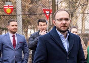 Primarul municipiului Botoșani a ajuns în vizorul DNA Suceava, după ce soțul amantei sale a ”turnat” tot: ”La început, n-a recunoscut și, sincer, nici nu îmi ardea să aflu tot. Dar orașul știa. Am încercat să vorbesc cu el, că între bărbați. (…) I-am dat un mesaj și mi-a dat block instant.”
