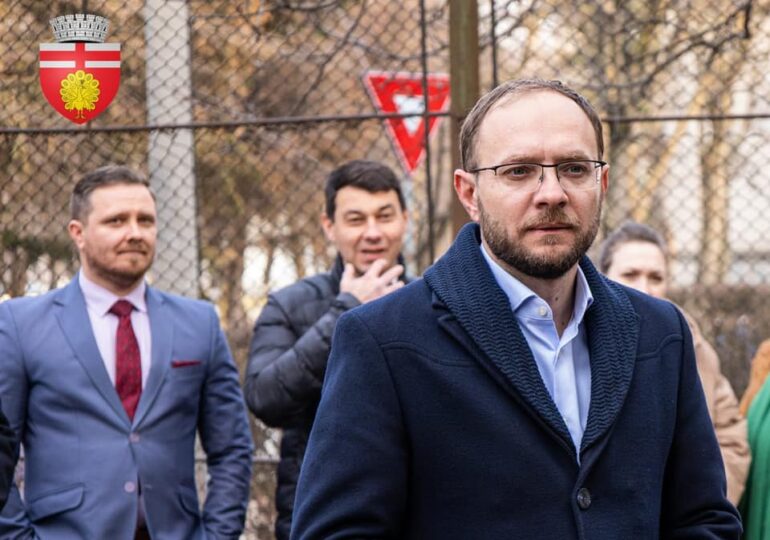 Primarul municipiului Botoșani a ajuns în vizorul DNA Suceava, după ce soțul amantei sale a ”turnat” tot: ”La început, n-a recunoscut și, sincer, nici nu îmi ardea să aflu tot. Dar orașul știa. Am încercat să vorbesc cu el, că între bărbați. (…) I-am dat un mesaj și mi-a dat block instant.”