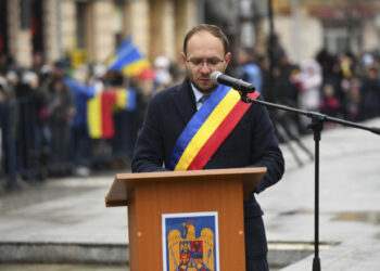 Primarul Botoșaniului s-a autosuspendat din toate funcțiile deținute în PSD, după ce a fost plasat sub control judiciar. Acesta este acuzat că ar fi măsluit un concurs pentru angajarea amantei sale în primărie