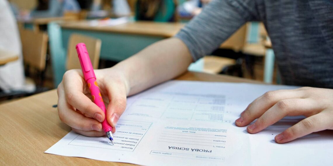 7.022 de elevi suceveni, absolvenți ai clasei a VIII-a, sunt înscriși la probele scrise ale Simulării Examenului de Evaluare Națională la limba și literatura rămână și matematică. Probele se vor susține luni și marți